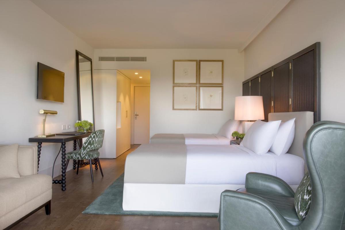 Cama o camas de una habitación en Hotel Camiral - The Leading Hotels of the World