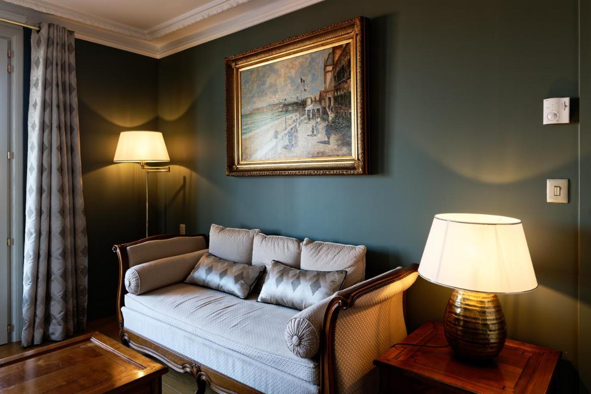Coin salon dans l'établissement HR Hôtel-Restaurant & Spa Marin