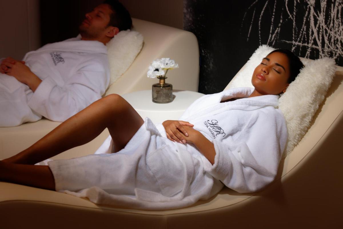 Clients de l'établissement HR Hôtel-Restaurant & Spa Marin