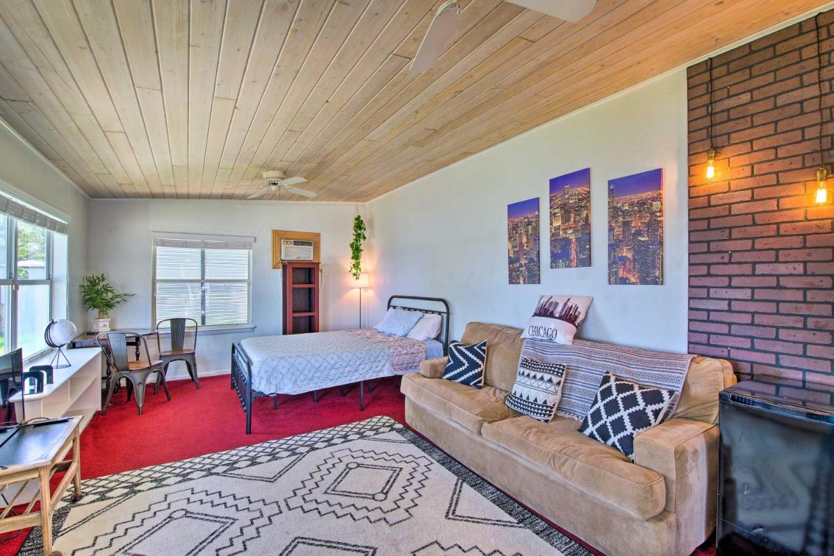 Tropical  Screened Porch and Water View! - Housity