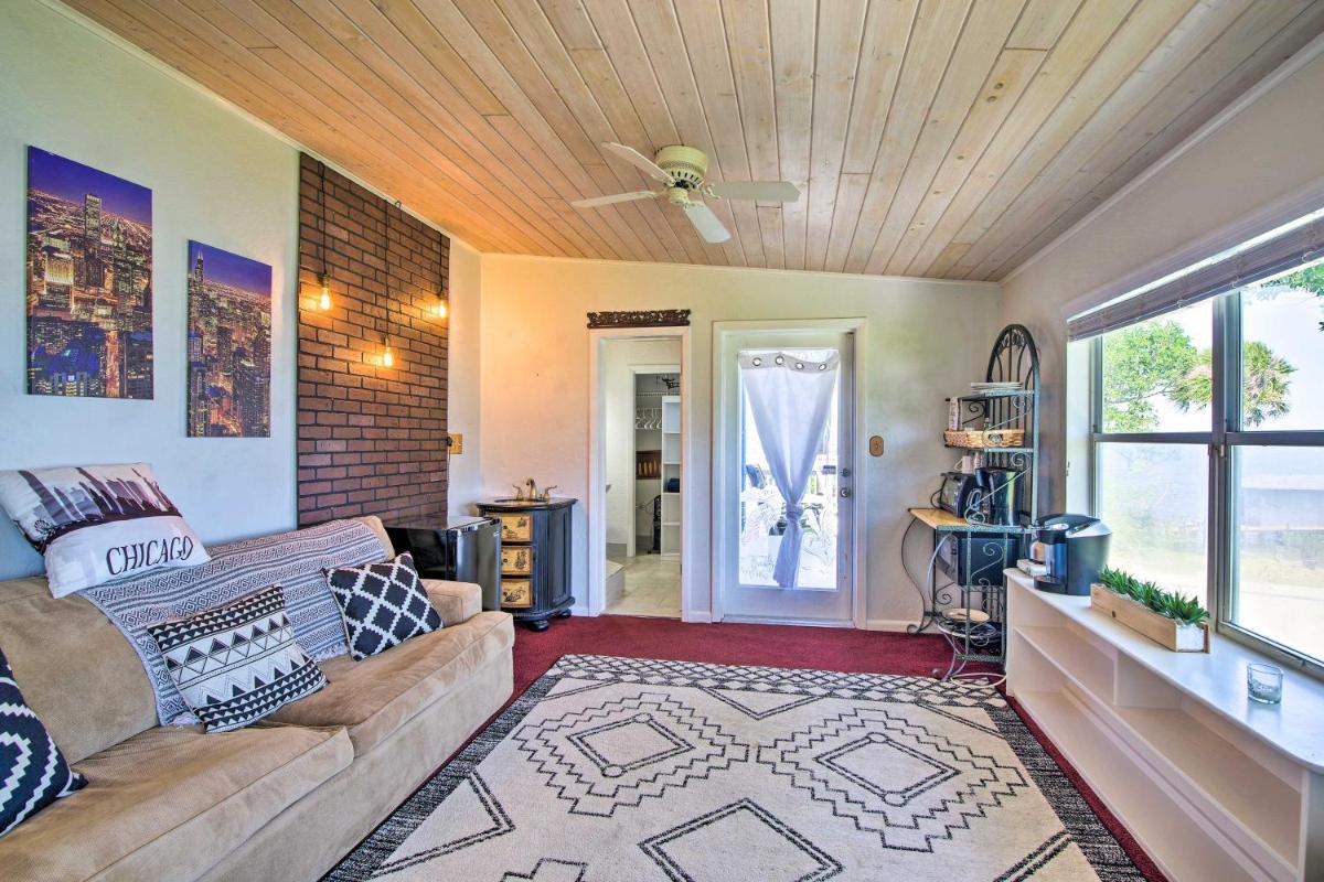 Tropical  Screened Porch and Water View! - Housity