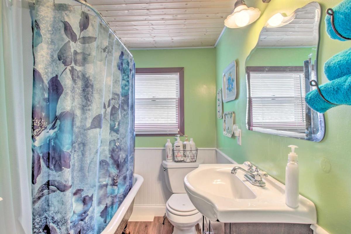 Bright Crosby Home - Walk to Main St and Beach! - Housity