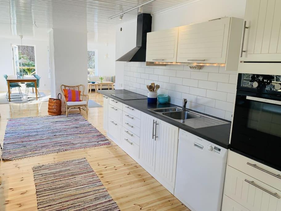 Stockholm archipelago with pool, boat and bikes - Housity