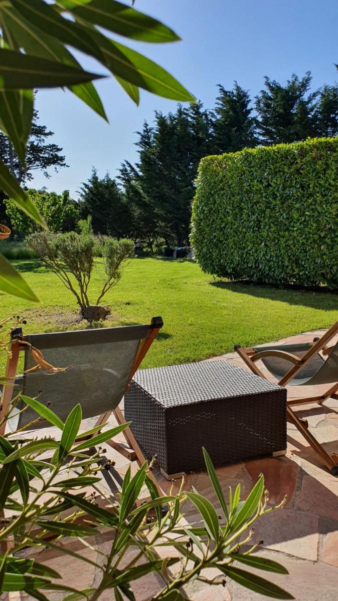 Jardin de l'établissement Hôtel Le Mas des Grès & Restaurant Sous les Platanes