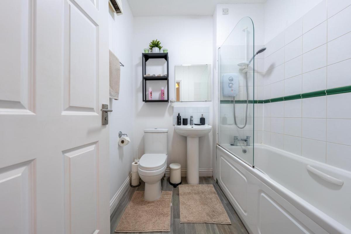 Stansted Airport & Bishops Stortford Town Centre Professional Apartment - Housity