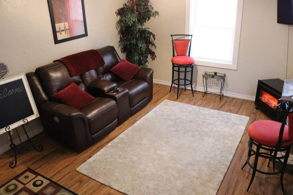 Charming 2 bedroom Retreat minutes from Downtown - Housity