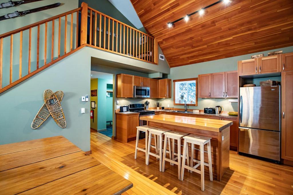 Stoke Cabin by Revelstoke Vacations - Housity