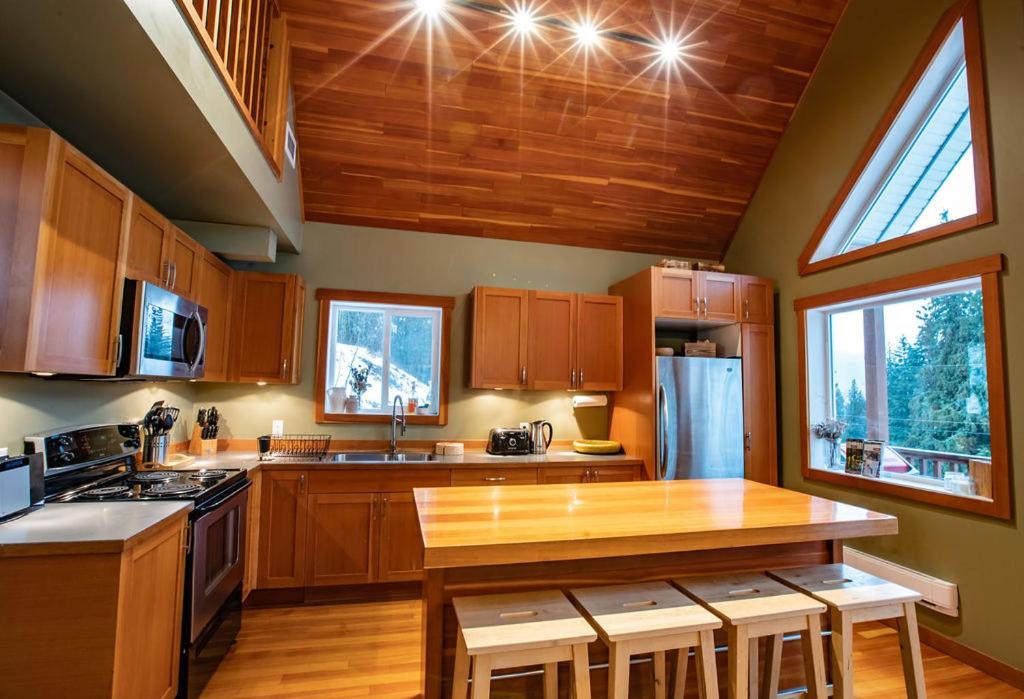 Stoke Cabin by Revelstoke Vacations - Housity
