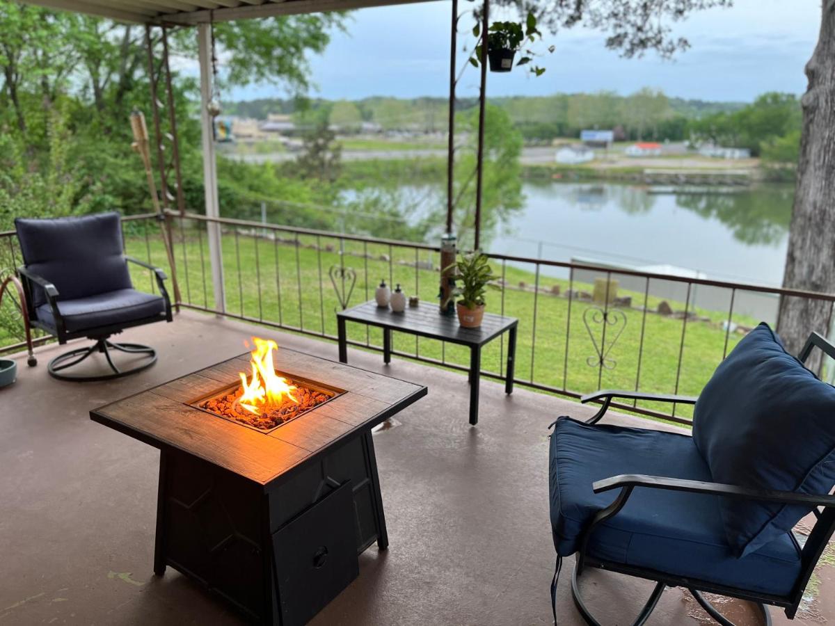 Ledgerock lake house! Boat included march-October,outside bar, Pool table,family fun center - Housity