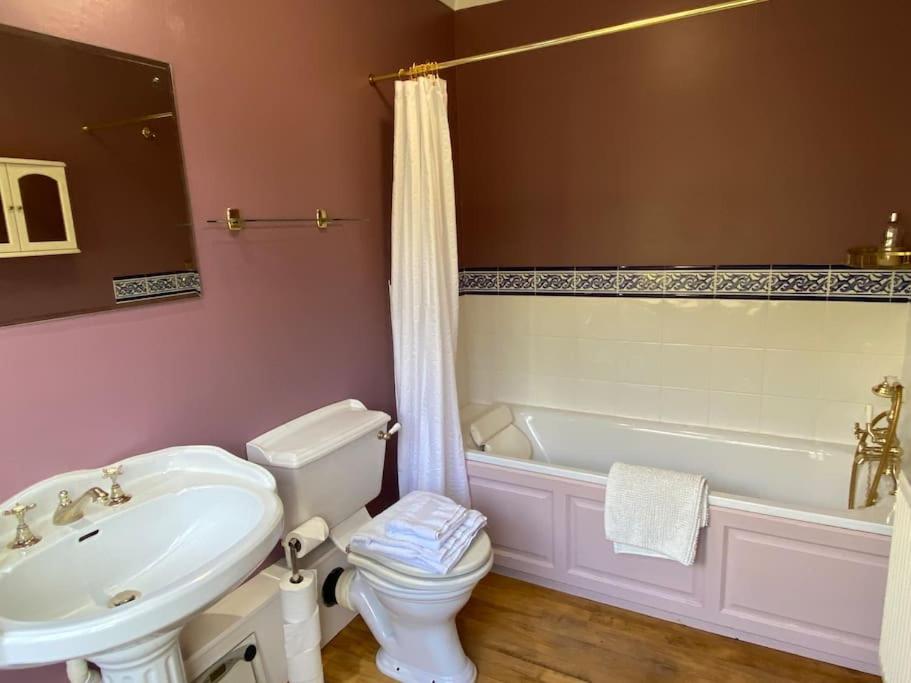 Rozel, Ashdown Forest views, huge garden, family friendly - Housity