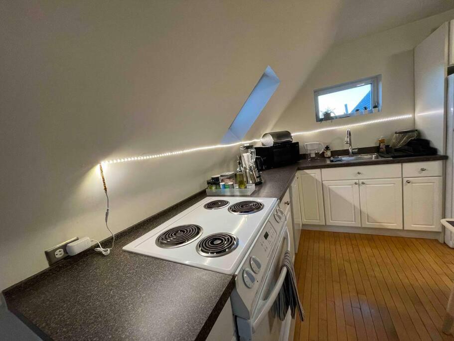 Cozy condo with all perks & parking close to Encore Casino - Housity