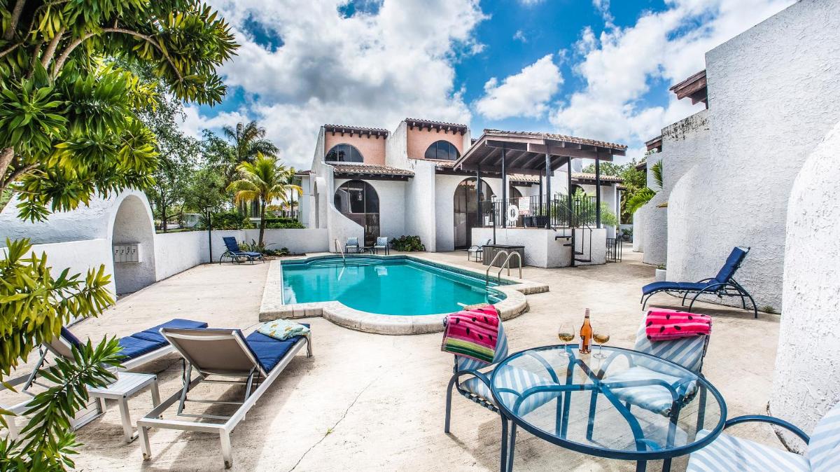 Suitetrails - Villas at St James Place UNIT F, Luxury, Pet Friendly