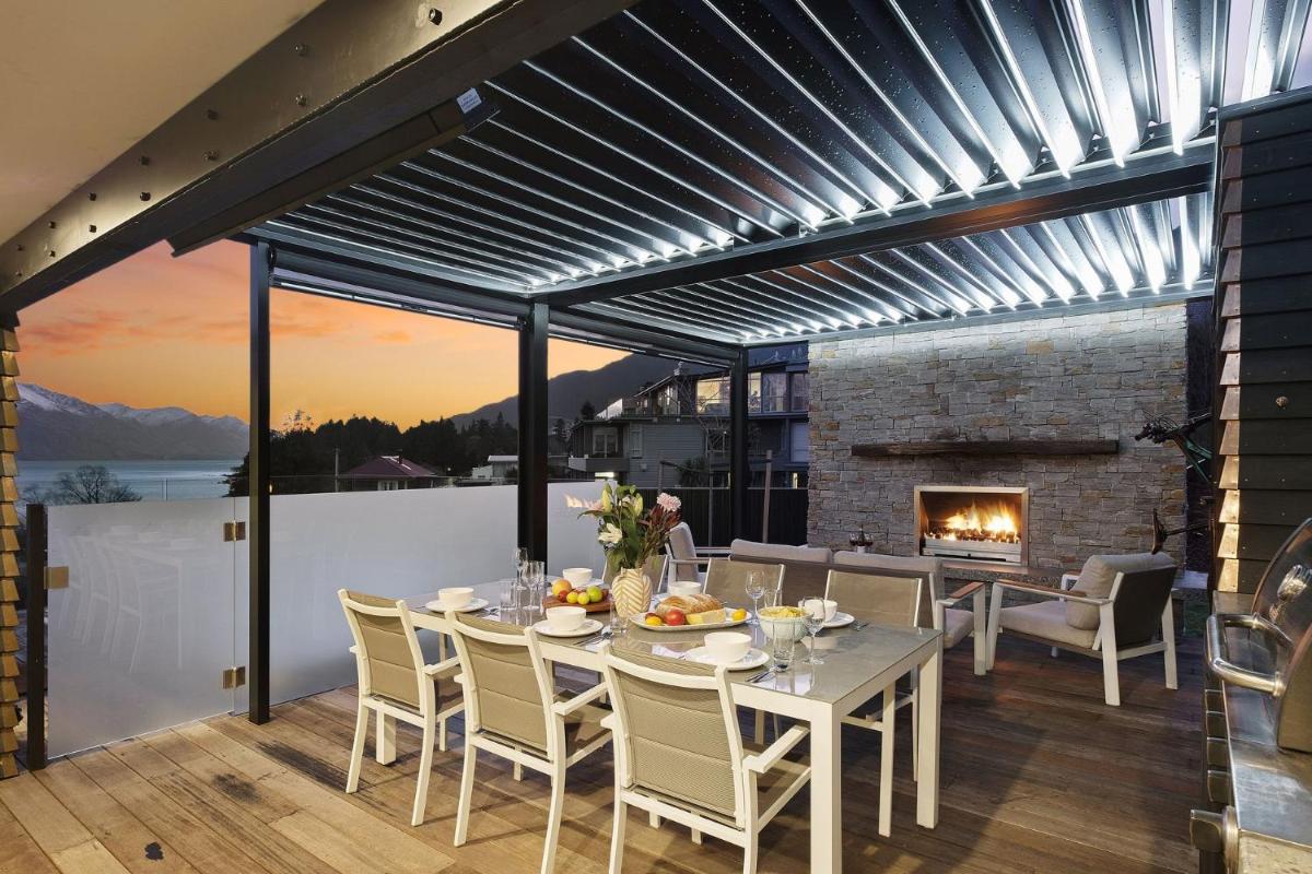 Lakeside Luxury on Suburb Street - Housity