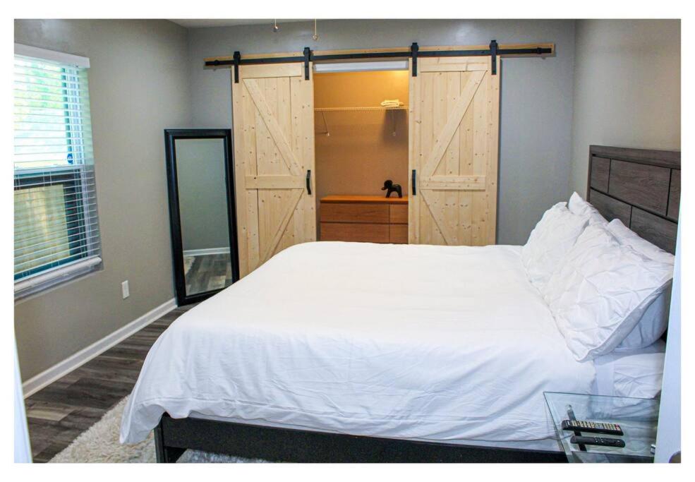 Lovely 3BR 3BA Home minutes from Airport/Downtown Atlanta - Housity