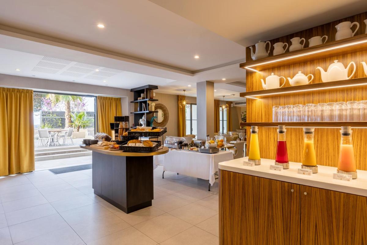un restaurant avec un comptoir où vous pourrez manger dans l'établissement Eden Rose Grand Hotel BW Premier Collection, à Bormes-les-Mimosas