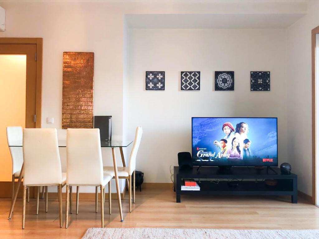 Picturesque & Modern 2 Bedroom flat with Rooftop Pool in Olhão - Housity