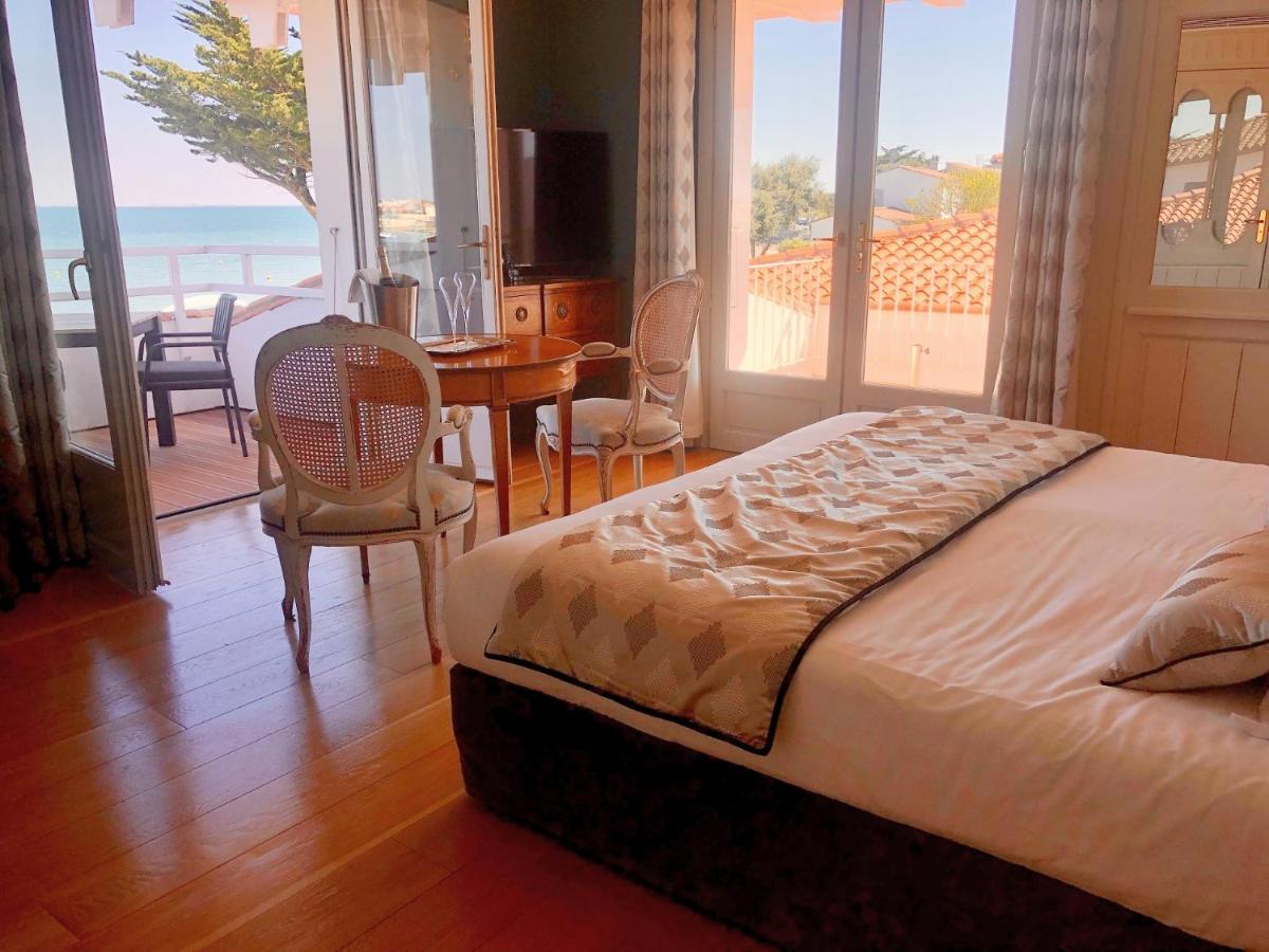 Un ou plusieurs lits dans un hébergement de l'établissement HR Hôtel-Restaurant & Spa Marin