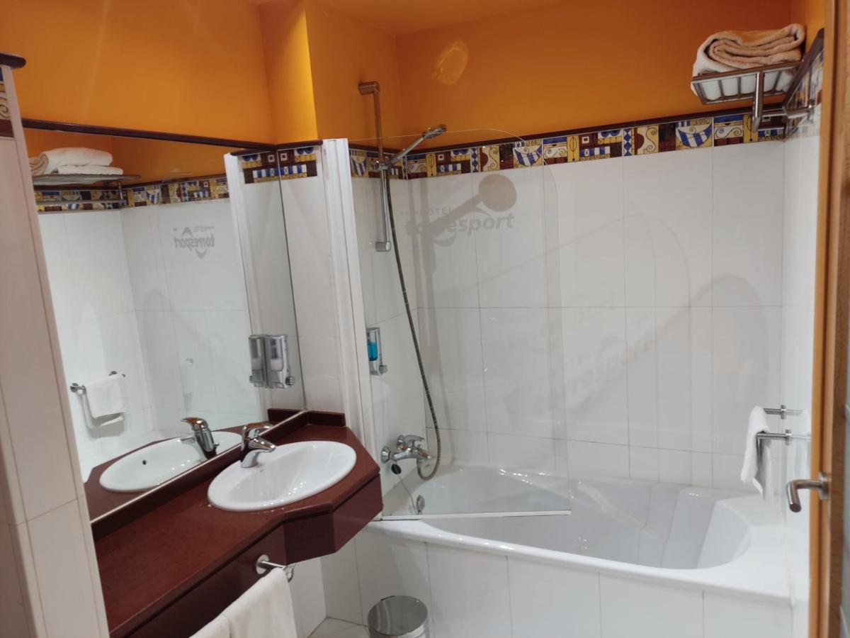 Un baño de Hotel Torresport