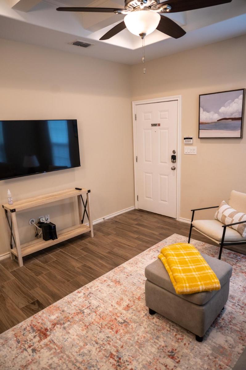 Fabulous King Size Bed in a Gated Neighborhood! - Housity
