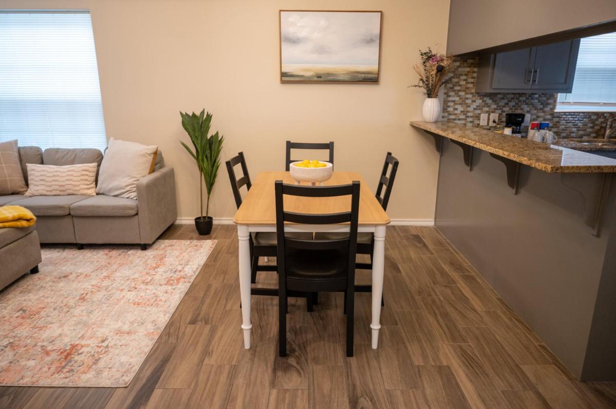 Fabulous King Size Bed in a Gated Neighborhood! - Housity