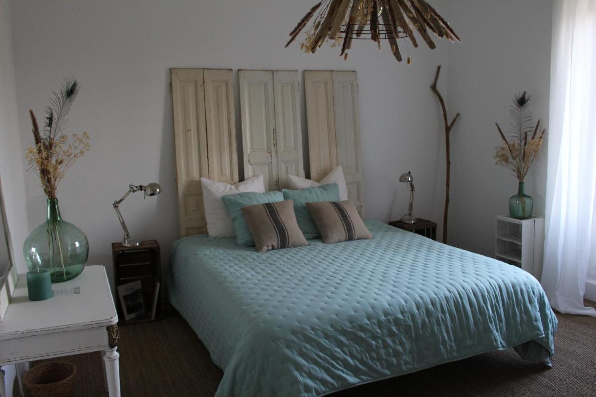 Les Romarins B&B, 10 min d'Uzès, piscine et grand jardin, Table d'hôte - Housity