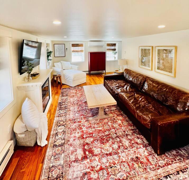 Cozy Cottage with Hot Tub! Family Friendly - Housity