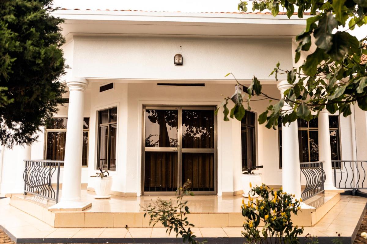 Suitetrails - Beautiful Holiday House next to Nobleza Hotel with a Picturesque view of Kigali's beautiful Skyline