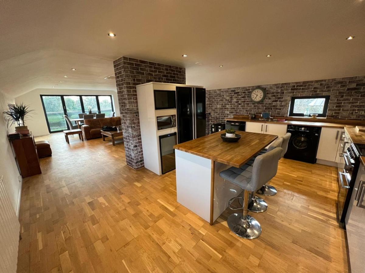 Modern upside down property with hot tub - Housity