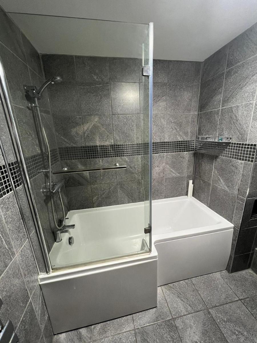 Modern upside down property with hot tub - Housity