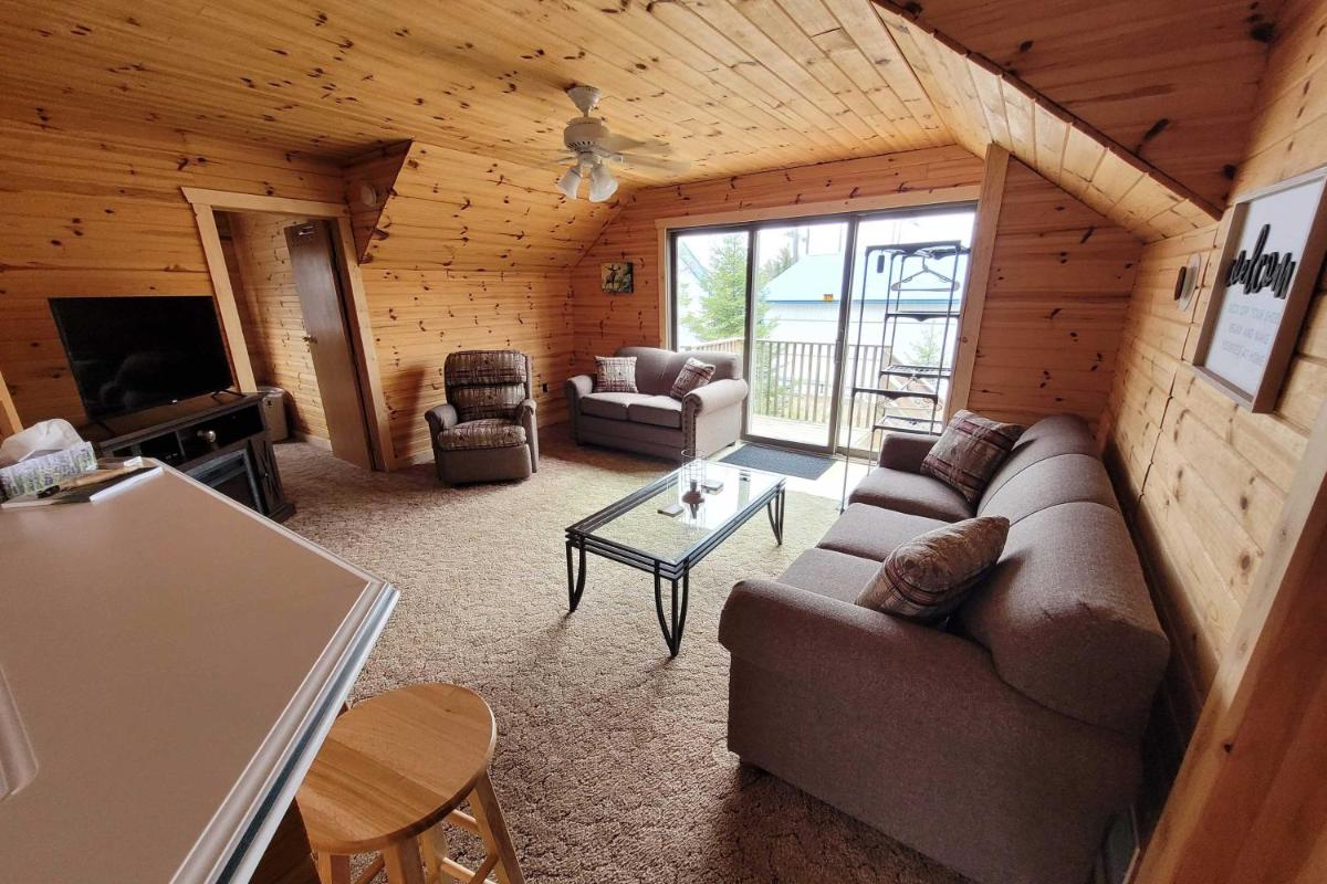 Cozy Eagle River Escape with Direct Lake Access - Housity