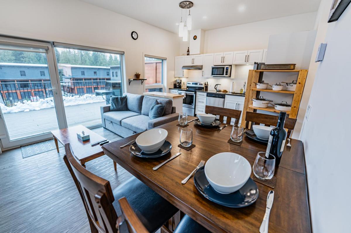 Niska's Den by Revelstoke Vacations - Housity