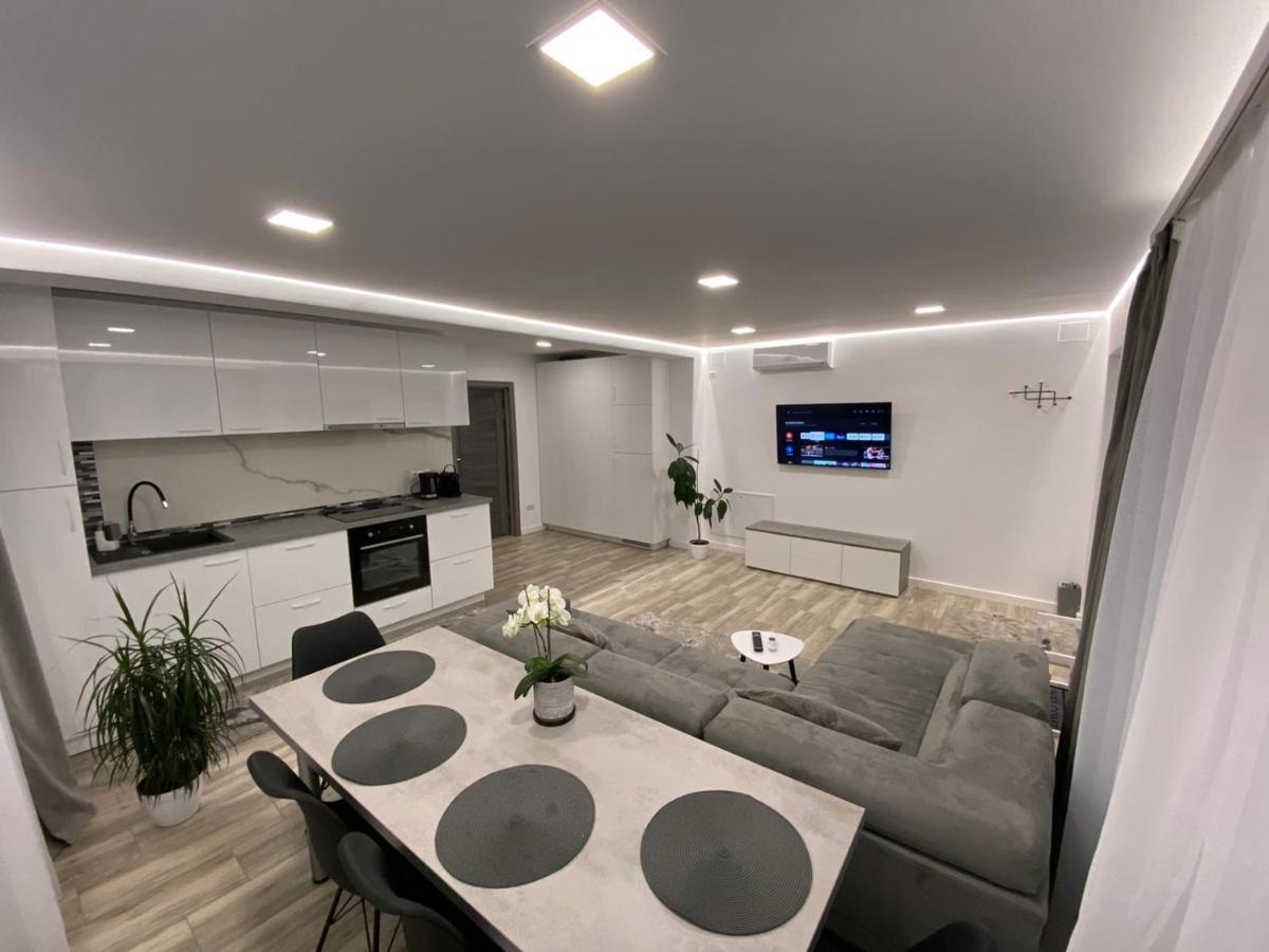 Suitetrails - Lora Studio
