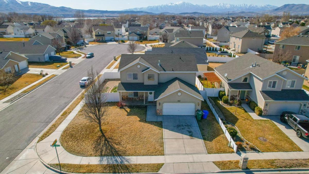 Huge Open-Concept Home with Private Office & Yard - Housity