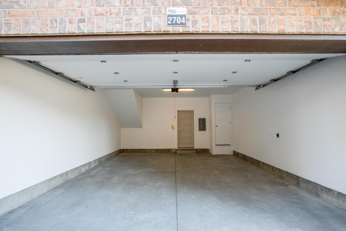 Classy Modern Townhome with Pool, Hot Tub and More! - Housity