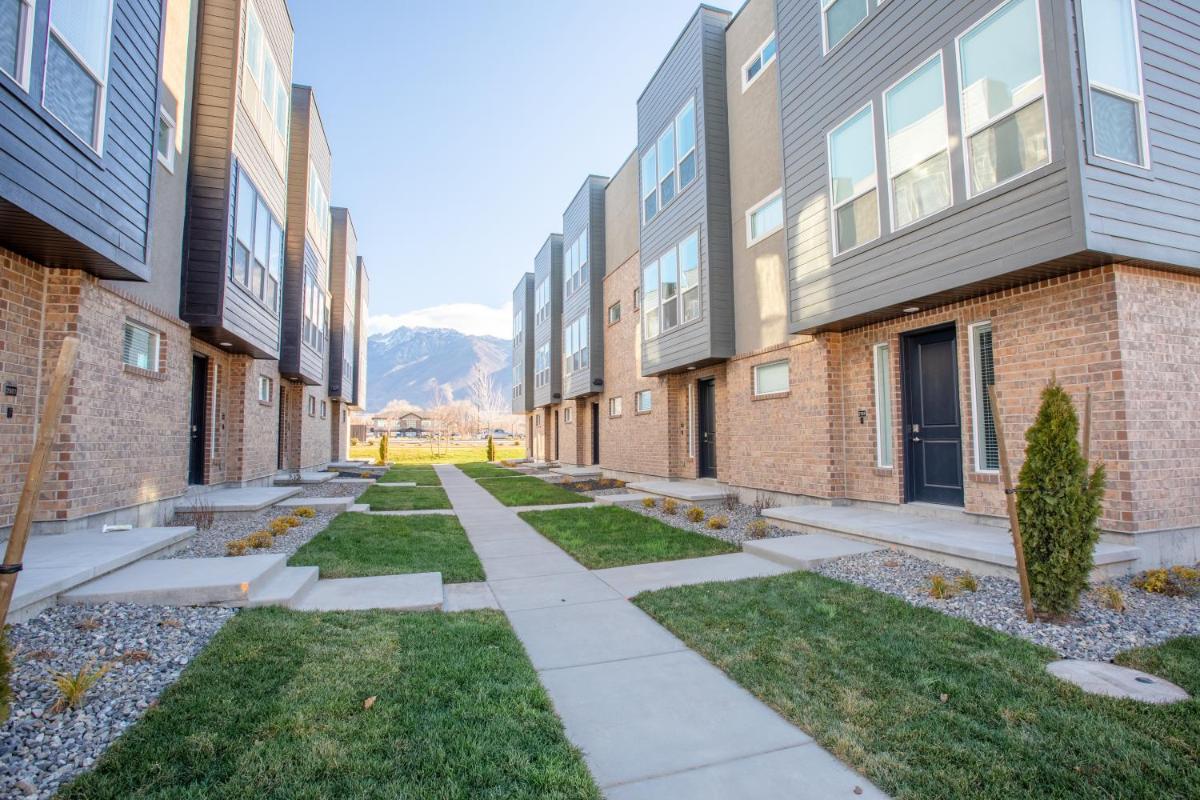Classy Modern Townhome with Pool, Hot Tub and More! - Housity