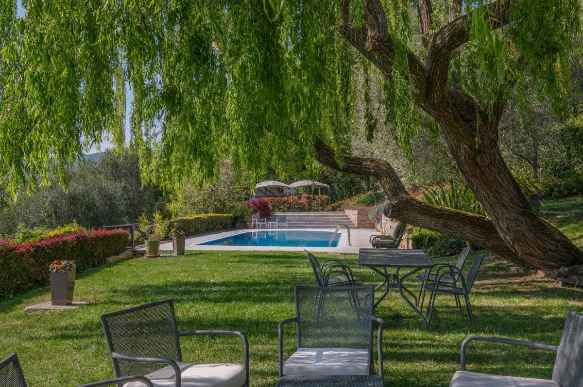 Beautiful villa with private garden and pool - Housity