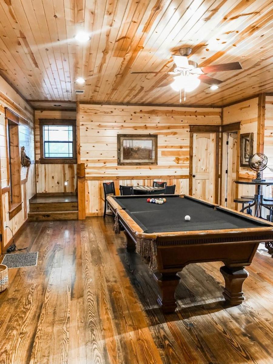 Stone Mountain Lodge 5000sqft 6 Bed Game Room Pool Table Hot Tub - Housity