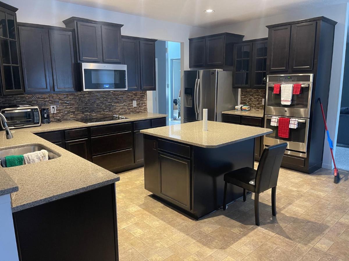Beautiful Comfy Non Smoking 4 Bedroom Home Minutes from Geist Reservoir - Housity