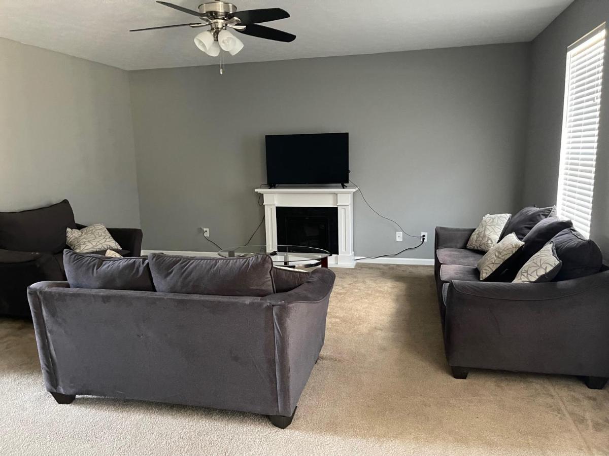Beautiful Comfy Non Smoking 4 Bedroom Home Minutes from Geist Reservoir - Housity
