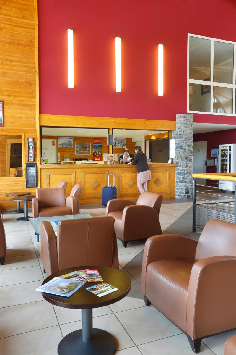 une personne debout au comptoir d'un restaurant dans l'établissement Vacancéole - Appart'Vacances Pyrénées 2000, à Bolquère-Pyrénées 2000