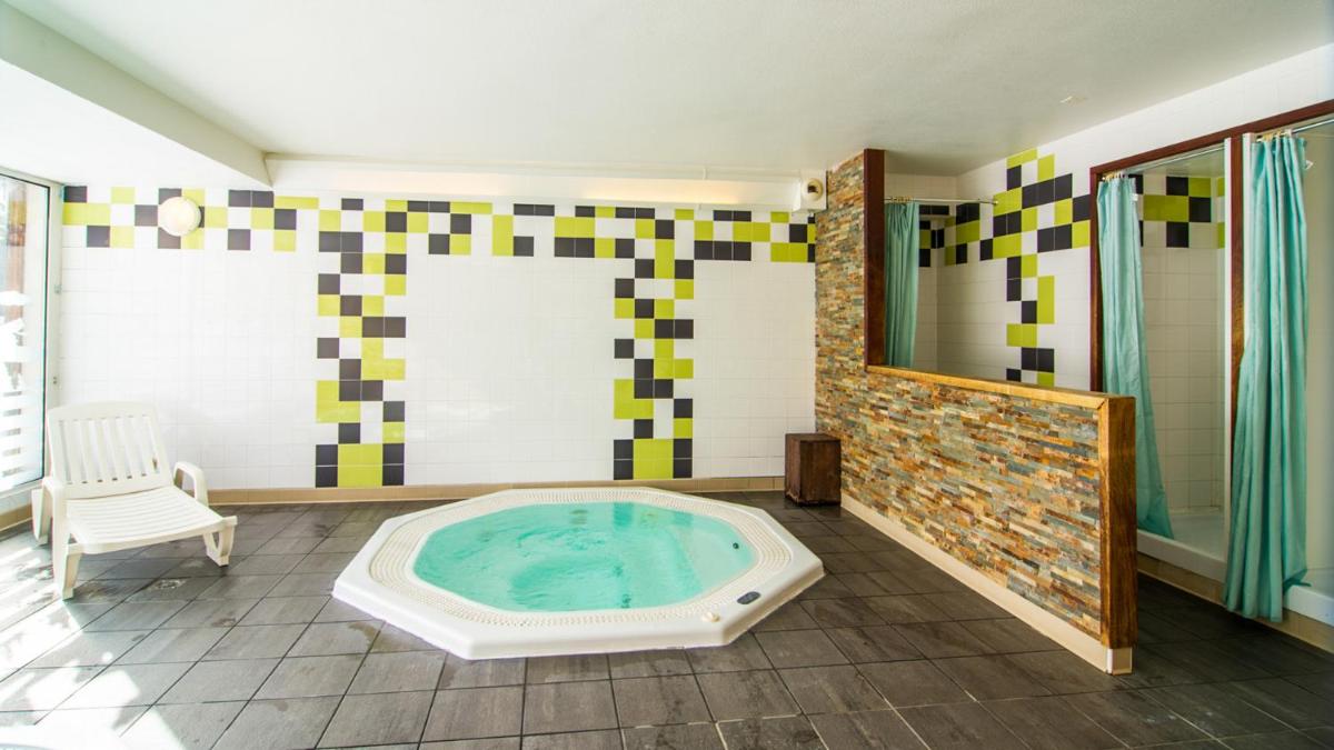 d'une salle de bains avec bain à remous dans la chambre dans l'établissement Vacancéole - Appart'Vacances Pyrénées 2000, à Bolquère-Pyrénées 2000