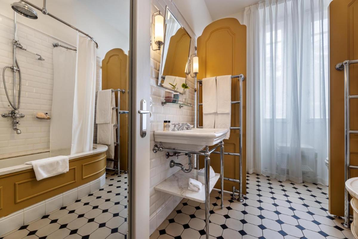 Uma casa de banho em Vidago Palace