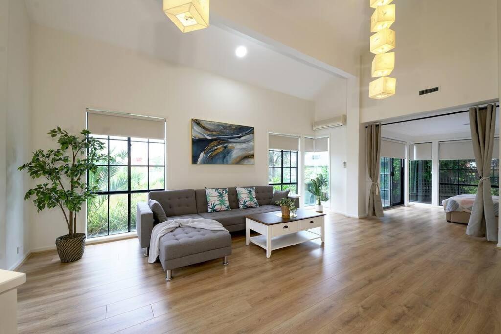 6 Bedrooms Contemporary Home Mill Park near SC - Housity