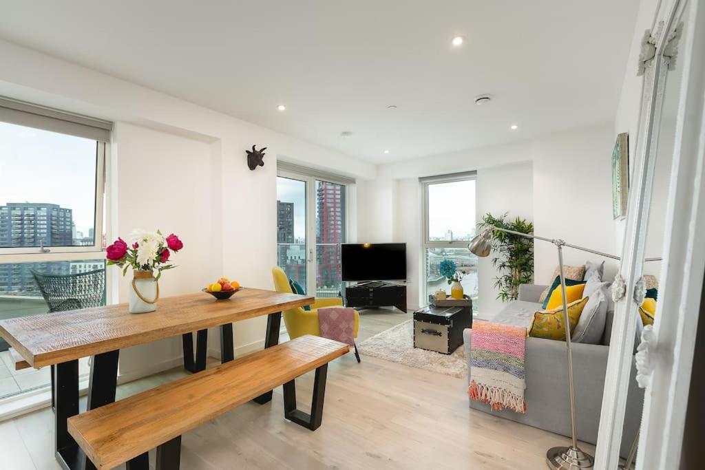 Canning Town - 2 bed - Sleeps 6 - Housity
