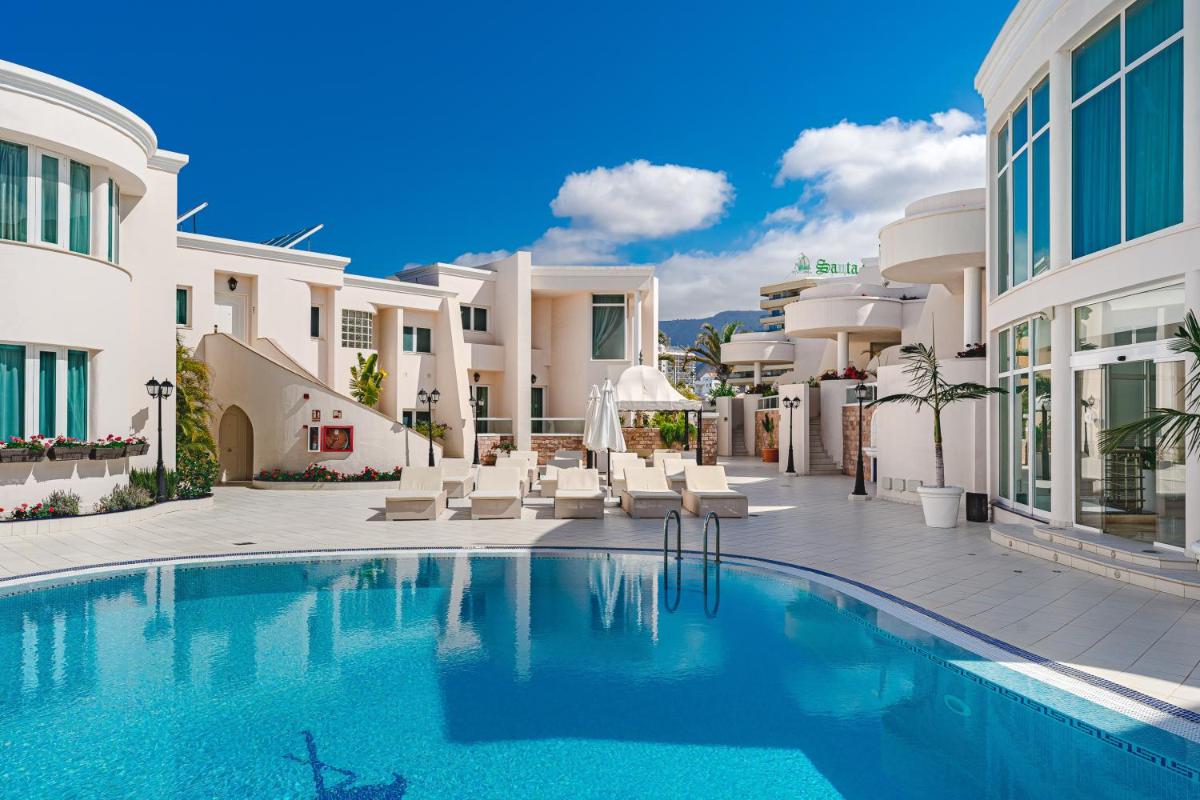 una villa con piscina en un resort en Flamingo Suites Boutique Hotel, en Adeje