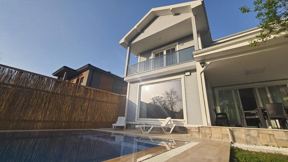 Villa Basaran, Private Villa with Large Heated Swimming Pool in Sapanca - Housity