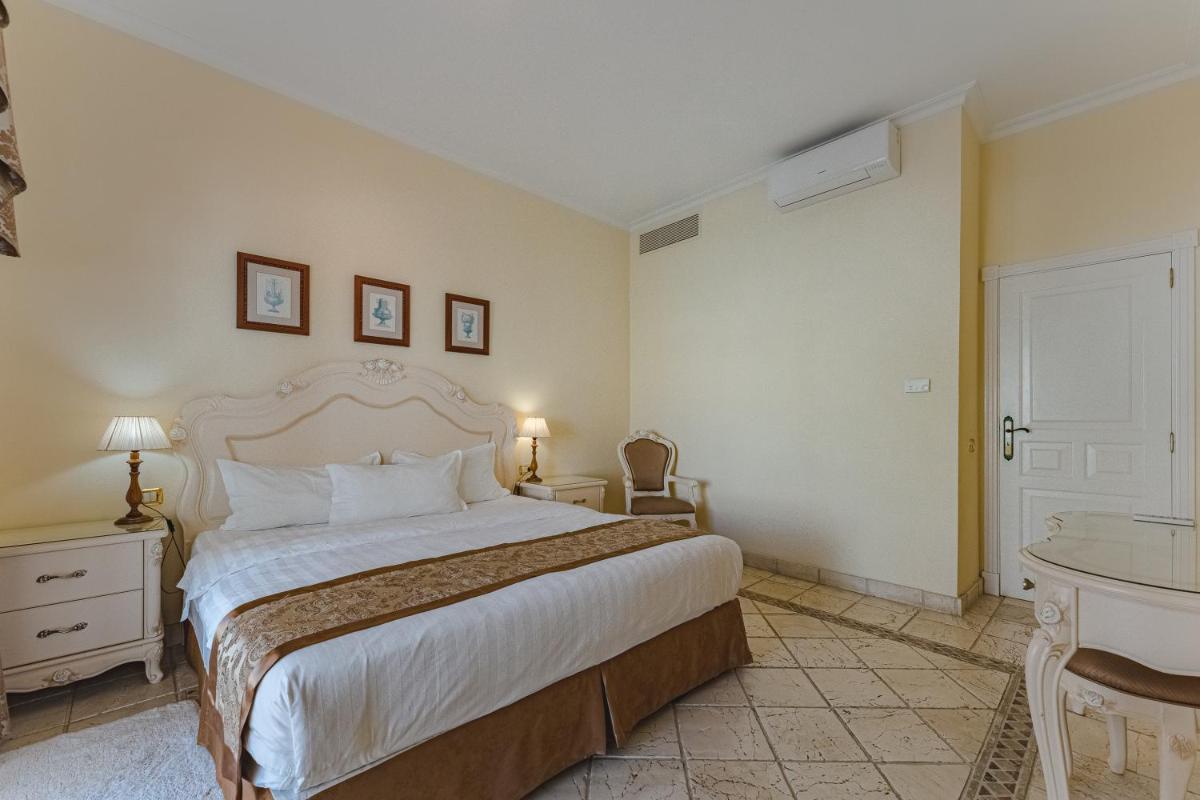 Cama o camas de una habitación en Flamingo Suites Boutique Hotel