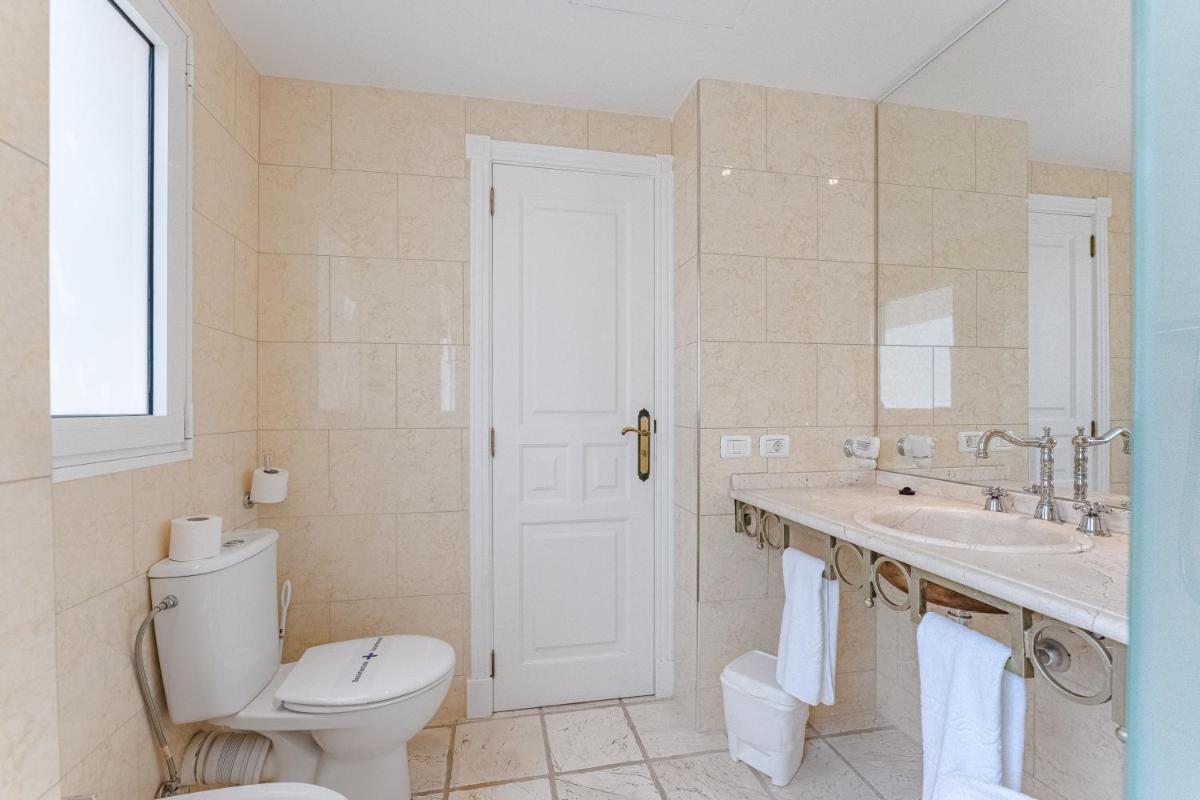 Un baño de Flamingo Suites Boutique Hotel