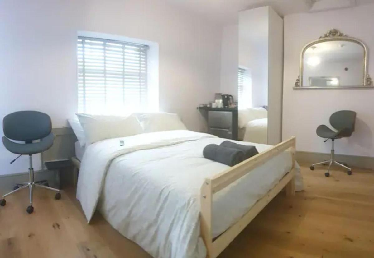 Buck - En-suite Room in Canalside Guesthouse - Housity