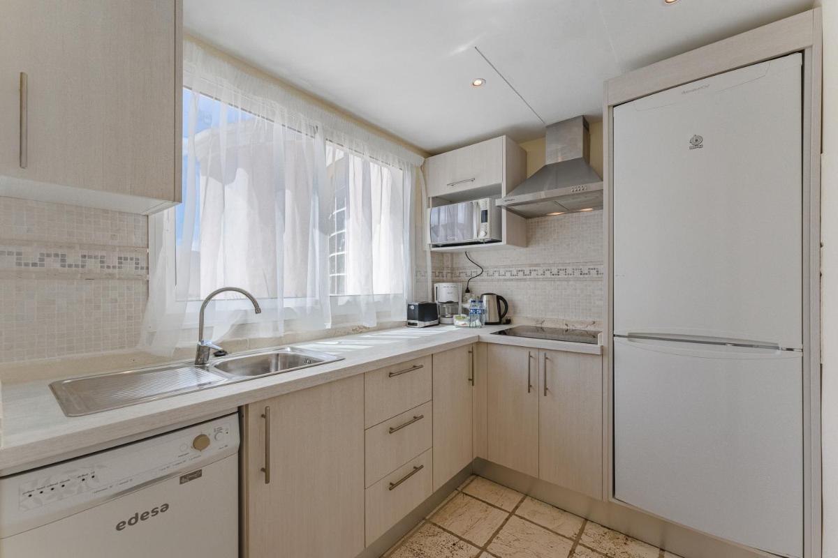 Una cocina o zona de cocina en Flamingo Suites Boutique Hotel